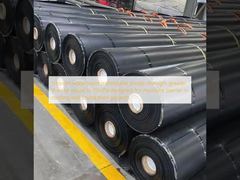 Gladde waterdichte membraan met een treksterkte van groter dan of gelijk aan 15 MPa, ontworpen als vochtbarrière in dak- en funderingsprojecten.