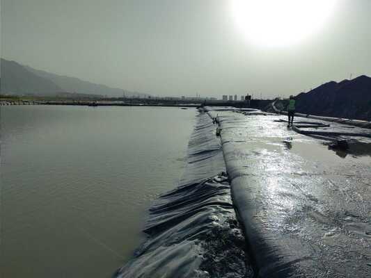 Gladde PP geweven geotextiel met aangepaste lengte, waterdoorlatend, ideaal voor civiele techniek en landbouw