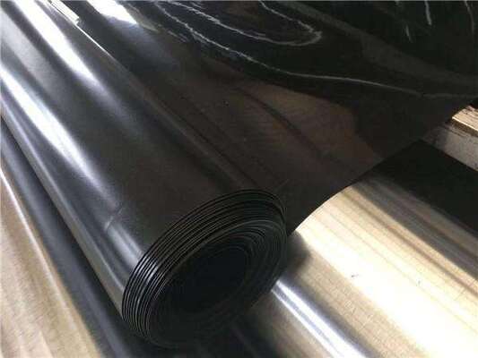 Tensile sterkte ≥15 MPa HDPE Geomembrane Liner Breedte 1 tot 12 meter Zuurstofindex ≥30 procent Duurzaam waterdicht Membraan