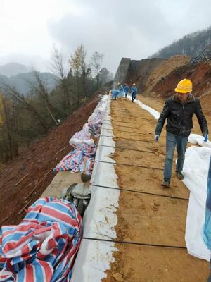 100-100kn treksterkte geweven geotextiel ideaal voor drainage systemen en grondversteviging lengte 50m tot 100m