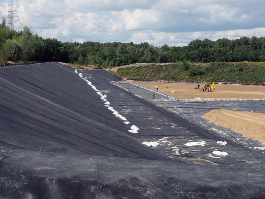 Breedte 1 tot 12 meter Geomembraan met een verlenging bij breuk van ten minste 700 procent geschikt voor reservoirvoeringen en erosiebeheersystemen