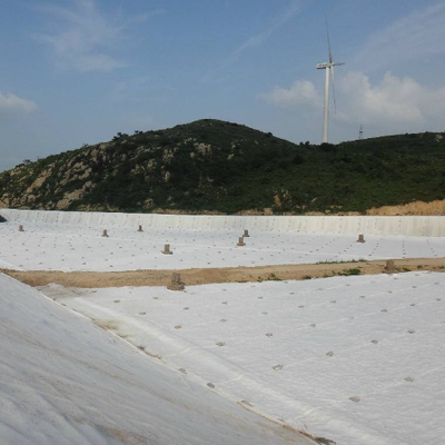 Lekbestendige korte vezel niet-geweven geotextiel beschermingsmat voor verdediging van de helling van de rivierdijk