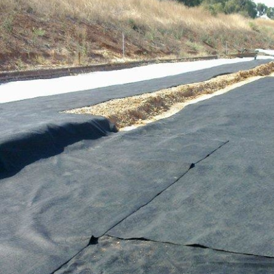 Zwarte niet-geweven geotextiel weed barrière stof voor boomgaarden en tuinpaden