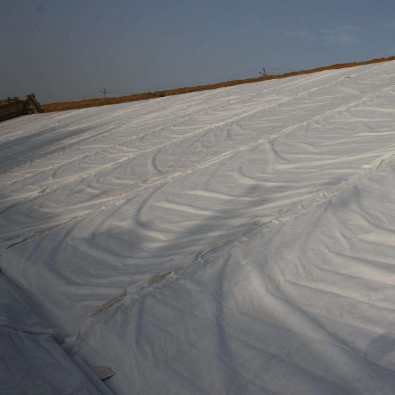 Zwarte niet-geweven geotextiel weed barrière stof voor boomgaarden en tuinpaden