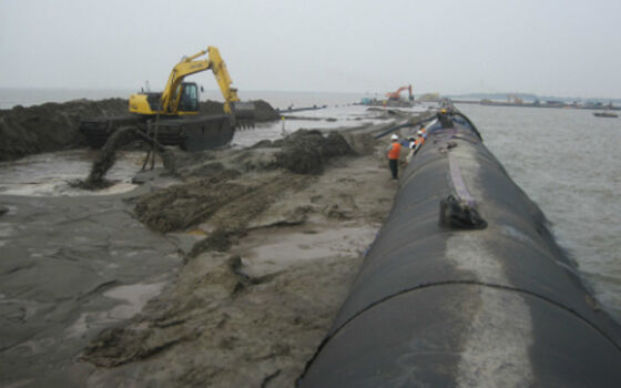 Geweven geotextielbuiscontainer voor moeraslandaanwinningsproject