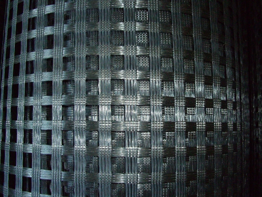 Bi-axiale warp glasvezel geogrid roll lengte 50m-100m maasgrootte 25mm x 25mm voor bodem scheiding en versterking