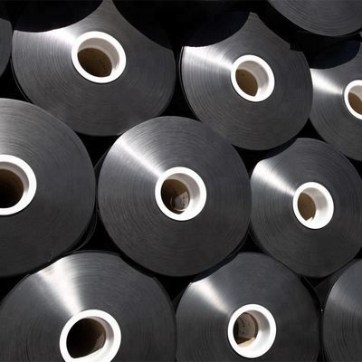 Lengte 50 tot 100m HDPE geomembraan voering met een treksterkte van meer dan 15MPa en een carbon black gehalte van 2,0 tot 3,0 procent