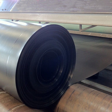 Lengte 50 tot 100m HDPE geomembraan voering met een treksterkte van meer dan 15MPa en een carbon black gehalte van 2,0 tot 3,0 procent