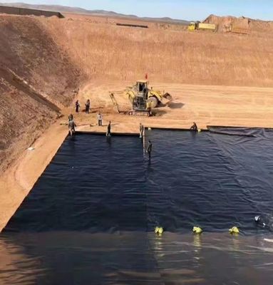 Koolstofzwartgehalte 2,0-3,0 procent HDPE geomembraan voering glad oppervlak met scheursterkte van niet minder dan 25KN per meter Duurzaam en materiaal