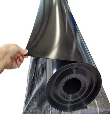 Koolstofzwartgehalte 2,0-3,0 procent HDPE geomembraan voering glad oppervlak met scheursterkte van niet minder dan 25KN per meter Duurzaam en materiaal