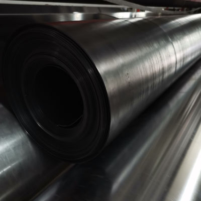 Prikweerstand 20N HDPE geomembraanvoering met rek bij breuk van 700 procent en scheurweerstand 25KN per meter