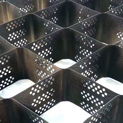 Lasruimte 330 mm HDPE Geocell met een gladde textuur of een oppervlak van honingraat Voldoen aan GB-standaard Ideaal voor grondversterkingstoepassingen